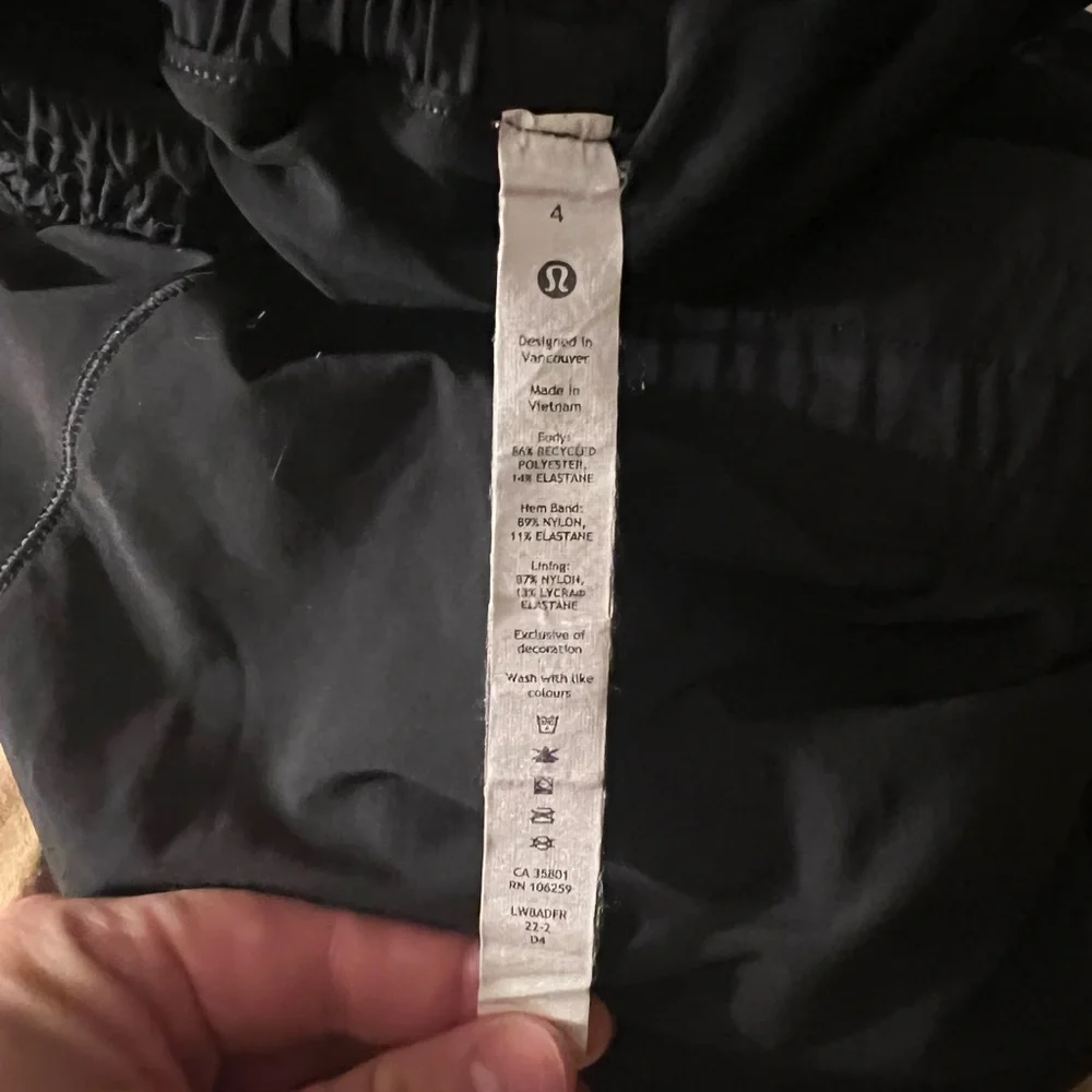 Like new Lululemon Athletica size 4 Black hotty hot Skort - Picture 3 of 3